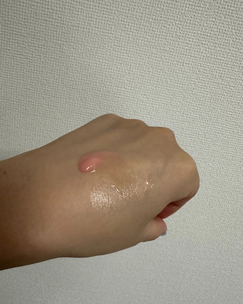 手の甲に乗せたラネージュリップマスク1回分の量