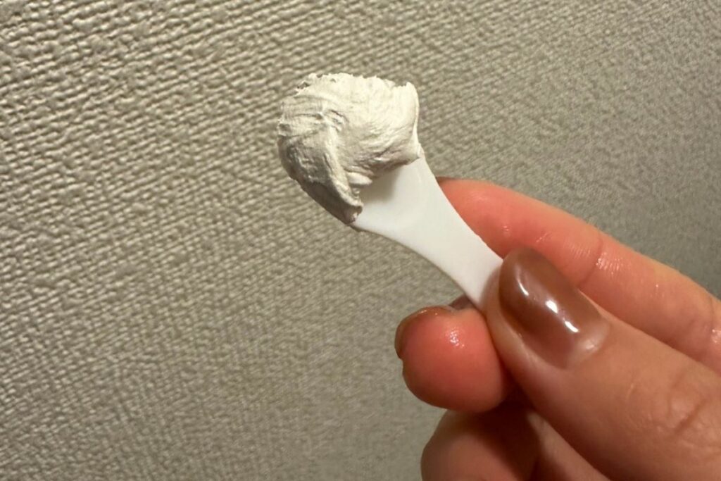 SHIKARIブライトニングウォッシュをスパチュラでさくらんぼ1粒大取った様子