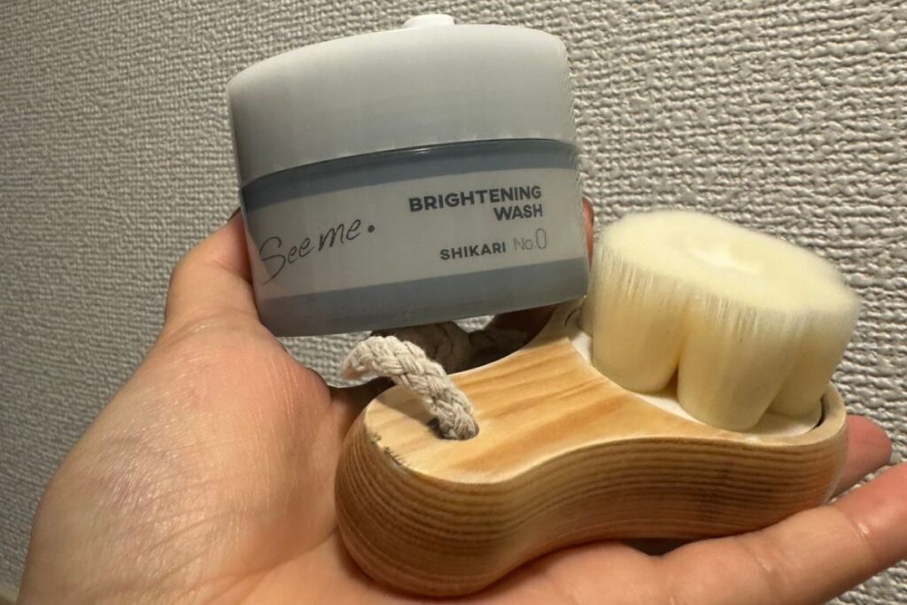 SHIKARIブライトニングウォッシュの本体とブラシの全体画像