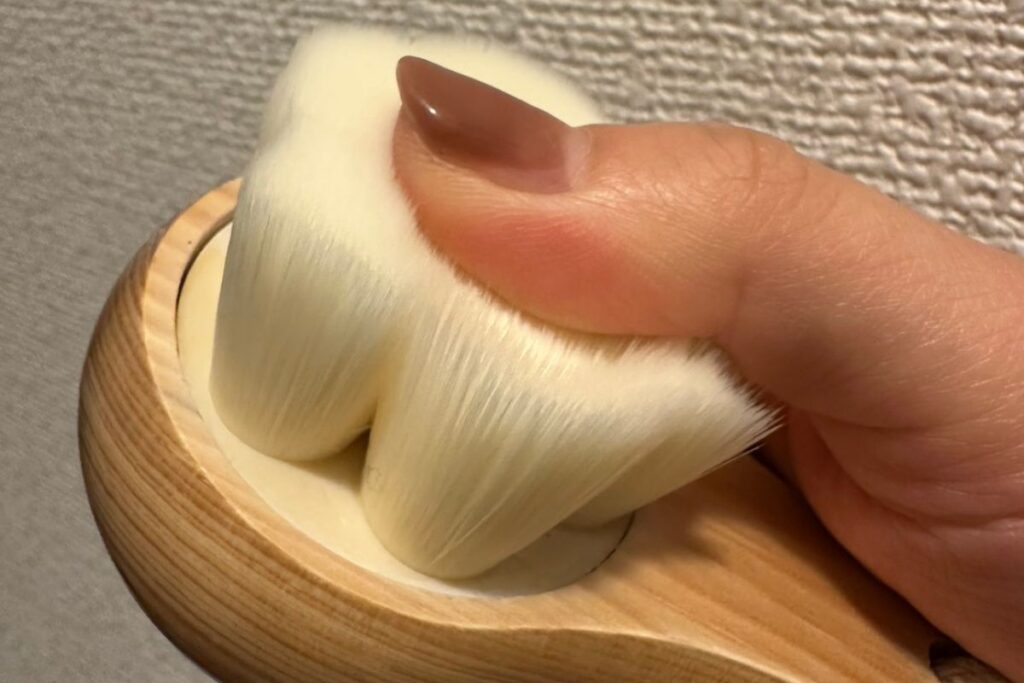 SHIKARIブライトニングウォッシュのブラシのふわふわした質感がわかる画像