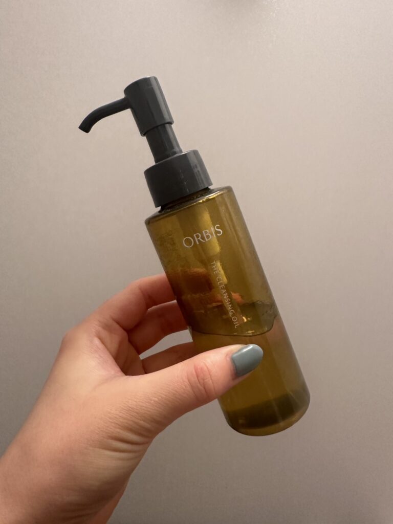 オルビスのザ クレンジング オイルのパッケージを手に持っている写真