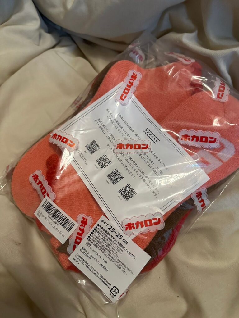 届いたばかりの履くホカロン靴下の写真